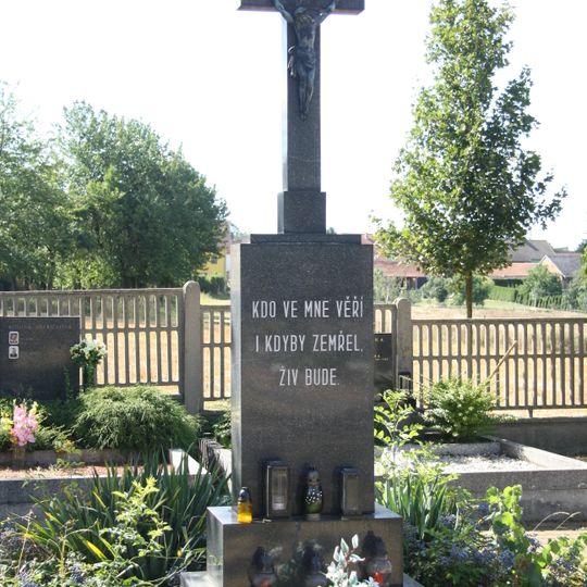 Hřbitovní kříž na hřbitově v Ráječku
