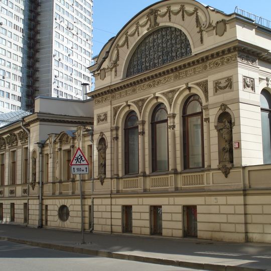 Главный дом с хозяйственным флигелем