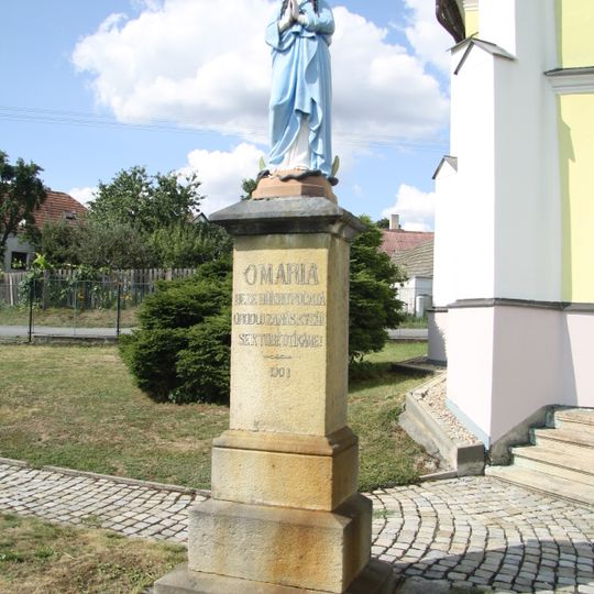 Socha Panny Marie před kaplí v Křelovicích