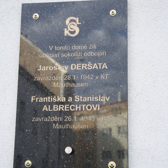 Pamětní deska Jaroslava Deršaty, Františky Albrechtové and Stanislava Albrechta