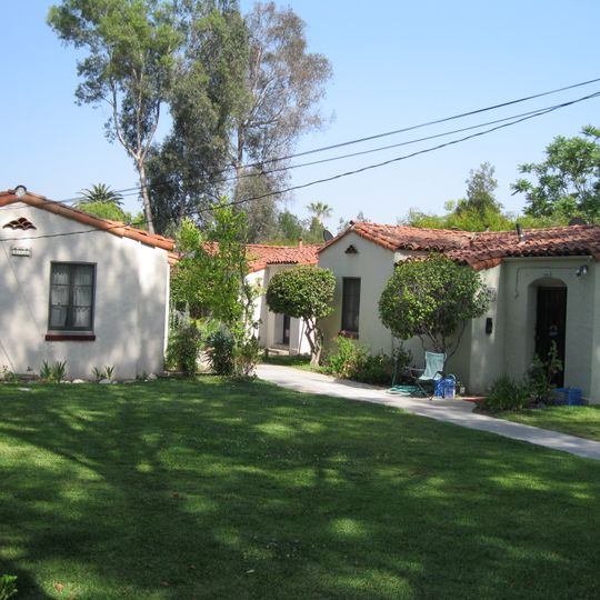 Court at 940-948 North Raymond Avenue