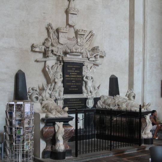 Wandelkerk of Tussenkerk met grafmonument van de gebroeders Evertsen