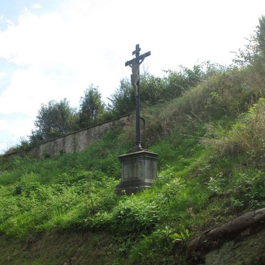 Kříž východně od Manětína na svahu