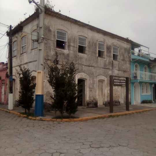 Prédio na Avenida Coronel Afonso Botelho, esquina com a rua Professor Gratulino