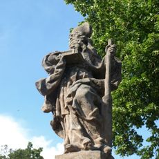 Socha svatého Vojtěcha na schodišti ke kostelu v Chlumu