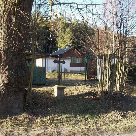 Kříž západně od Plas za mostem