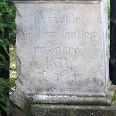 Kříž v zahradě za domem 274 v Hrobu