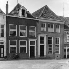 Pand met gevel onder moderne lijst