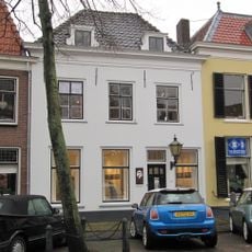 Pand met verdieping en dwars schilddak