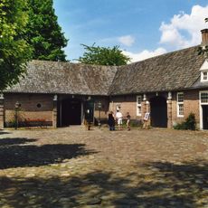 Boerderij met schuur en stalruimten, behoort hebbend tot het kasteel Aldendriel. Rijk met pilasters geornamenteerde en van vele inrijpoorten voorziene dienstgebouwen binnen de omgrachting gelegen