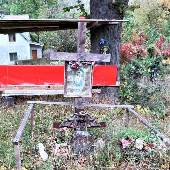 Kříž u domu Kamenec 12 v Korunní