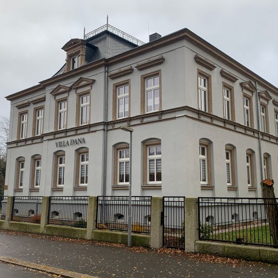 Wohn- und Geschäftshaus und Einfriedung Antonstraße 2