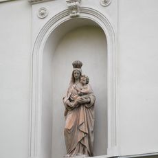 Socha Panny Marie v nice domu Jiráskova 7