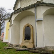 Pamětní deska v Chornicích na zdi kostela