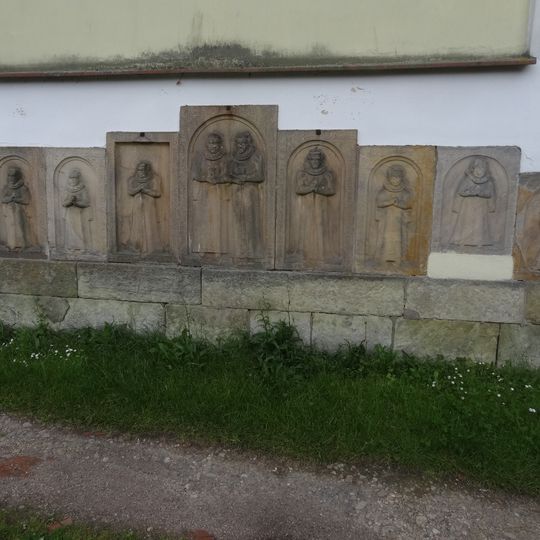 Náhrobní kameny ve zdi kostela