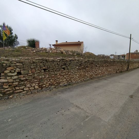 Restes de les muralles carlines de Benissanet