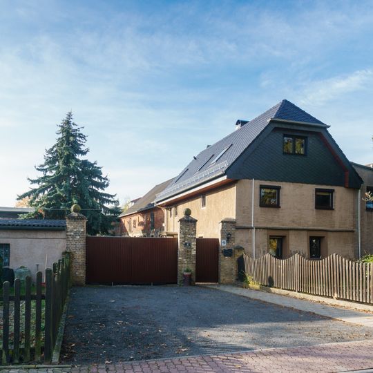 Wohnhaus, zwei Seitengebäude und Toranlage eines Vierseithofes Teichstraße 4