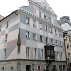 Wohn- und Geschäftshaus, seit 1844 St.-Emmeram-Hofapotheke