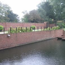 Walmuur van het pad onderlangs het voorplein