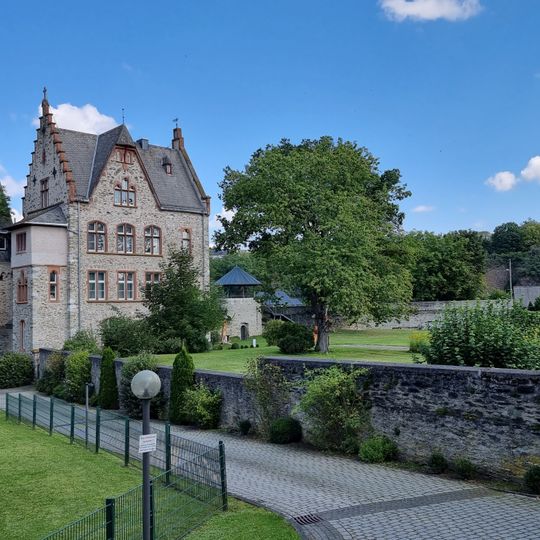 Kath. Pfarrhaus, Stadtmauer und Pfarrgarten