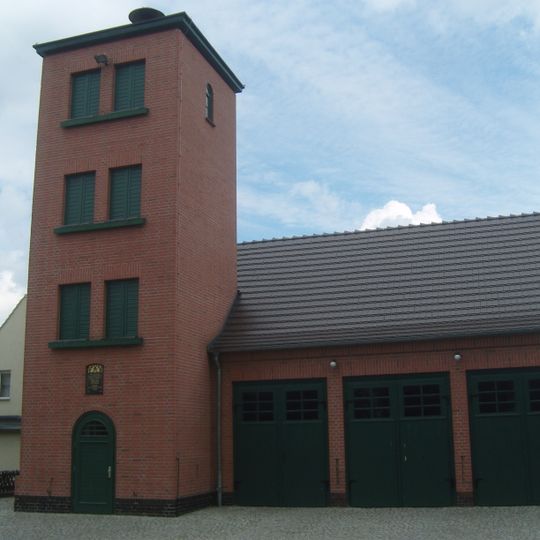 Feuerwehrhaus mit Schlauchturm und Gedenktafel für die Gefallenen des Ersten Weltkrieges Dorfstraße 36, 37