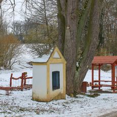 Kaplička na okraji Cakova u lesa