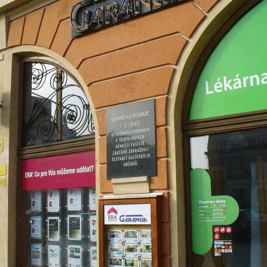 Pamětní deska obětem z 7. 5. 1945 na domě 89 na Karlově náměstí v Kolíně