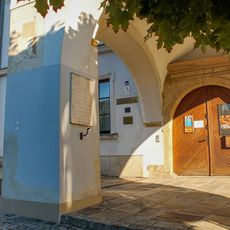 Pamětní deska Karla Lukase v Zábřehu v podloubí budovy muzea