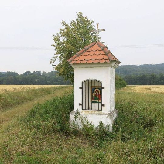 Kaplička u polní cesty západně od Kravař