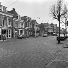 Eenvoudig pand onder zadeldak met voorschild bekroond door topschoorsteen met bord