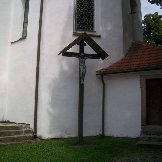 Kříž u kostela ve Starém Rožmitále