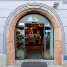 Wohn- und Geschäftshaus, Torgewände mit Tor