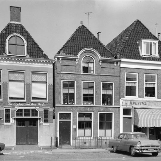 Woonhuis met verdieping onder zadeldak met voorschild en in midden verhoogde kroonlijst