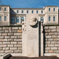 Monument à Louis Comte