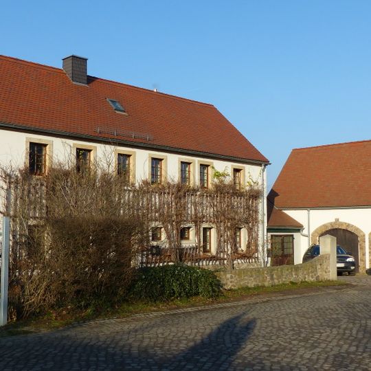 Wohnstallhaus mit Scheune und Hofmauer eines Bauernhofes Kötzschenbrodaer Straße 22