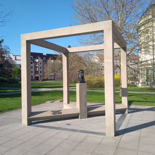 Pomník Leopolda Bauera v Krnově na Hlavním náměstí