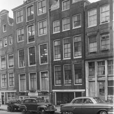 Door een primitief lijstje afgesloten achtergevel