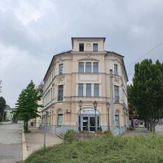 Wohn- und Geschäftshaus in Ecklage in offener Bebauung, ursprünglich Cafe und Konditorei Weiser, später Gaststätte »Parkcafe« Alte Reichenbacher Straße 2