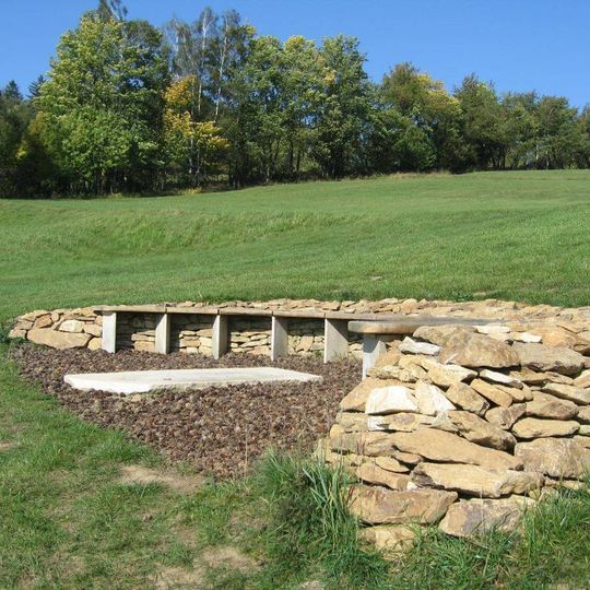 Analematické sluneční hodiny západně od Dolních Borů