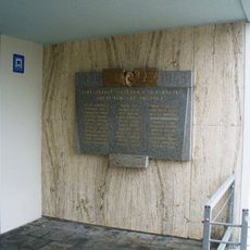 Pamětní deska obětem okupace 1939-45 u vchodu do hlavního nádraží v Kolíně