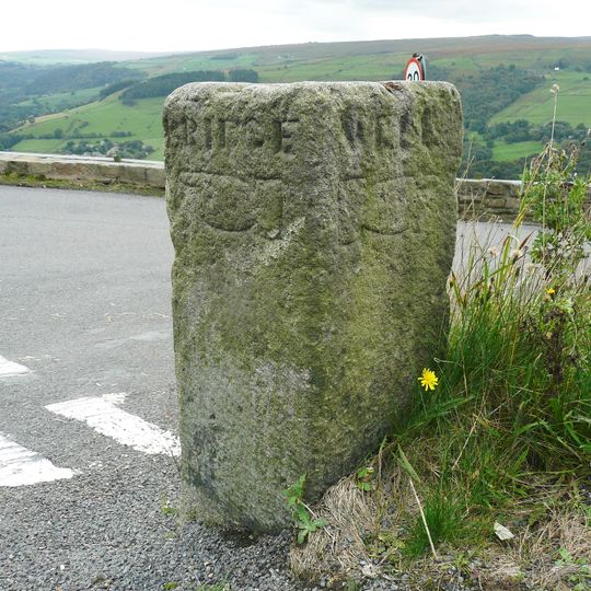 Guide Post At Se 006271 At Junction Of Wadsworth Lane