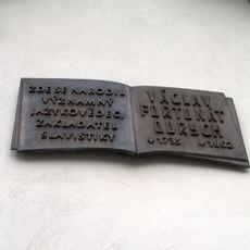 Pamětní deska Václava Fortunáta Durycha na domě 25 na náměstí Českého ráje v Turnově