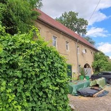 Wohnstallhaus (Nr. 1) und daran angebautes Stallgebäude, weiteres Wohnhaus (Nr. 1b) und daran angebautes Seitengebäude sowie Scheune eines Dreiseithofes, mit Toreinfahrt und Begrenzungsmauer an der Hofzufahrt Mauna 1; 1b