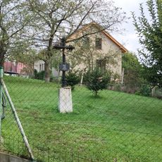 Kříž v ulici Na Vrchách