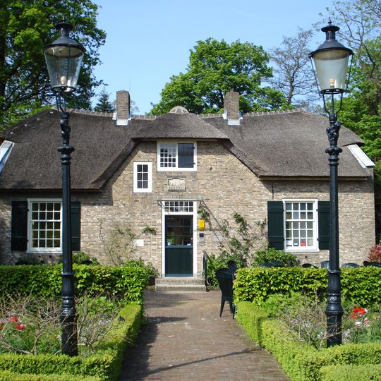 Boerderij "In den Rustwat" met gevelsteen, doch van 17e-eeuwse uiterlijk