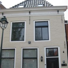 Eenvoudig huis met recht afgesloten gevel