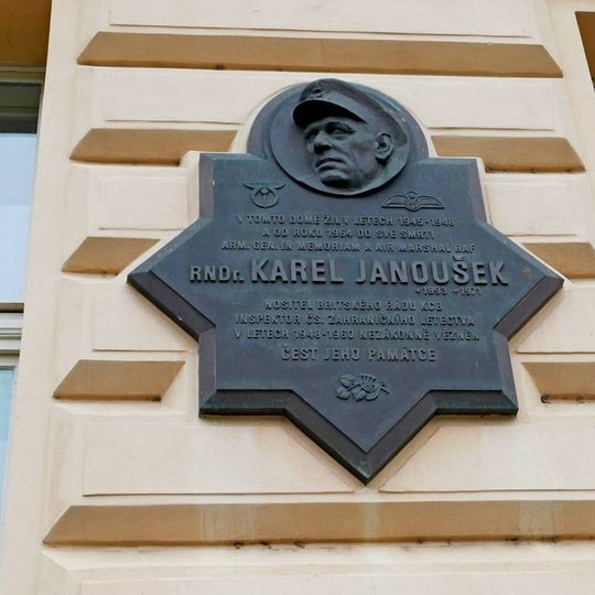 Pamětní deska Karla Janouška na Klárově