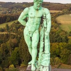 Die kupferne Herkulesstatue auf ihrer Pyramide als Teil des barocken Gesamtbauwerks Herkules.
