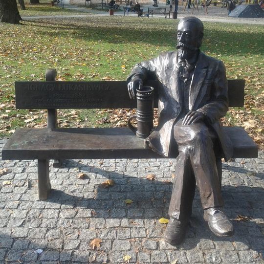 Bench to Ignacy Łukasiewicz at Grobla Street in Poznań