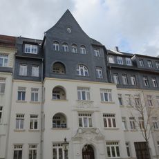 Mietshaus in geschlossener Bebauung mit Vorgarten Further Straße 51